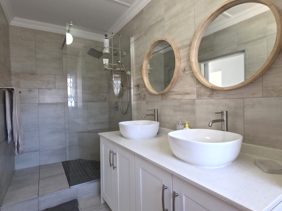 6 Bedroom Property for Sale in Wavecrest Eastern Cape